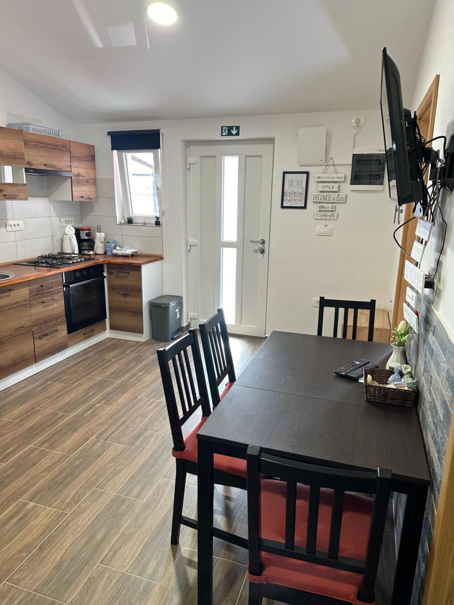 Apartma Mia Crni Kal Exterior photo
